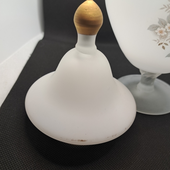 Frosted White Satin Lidded Pedestal. - Picture 4 of 6